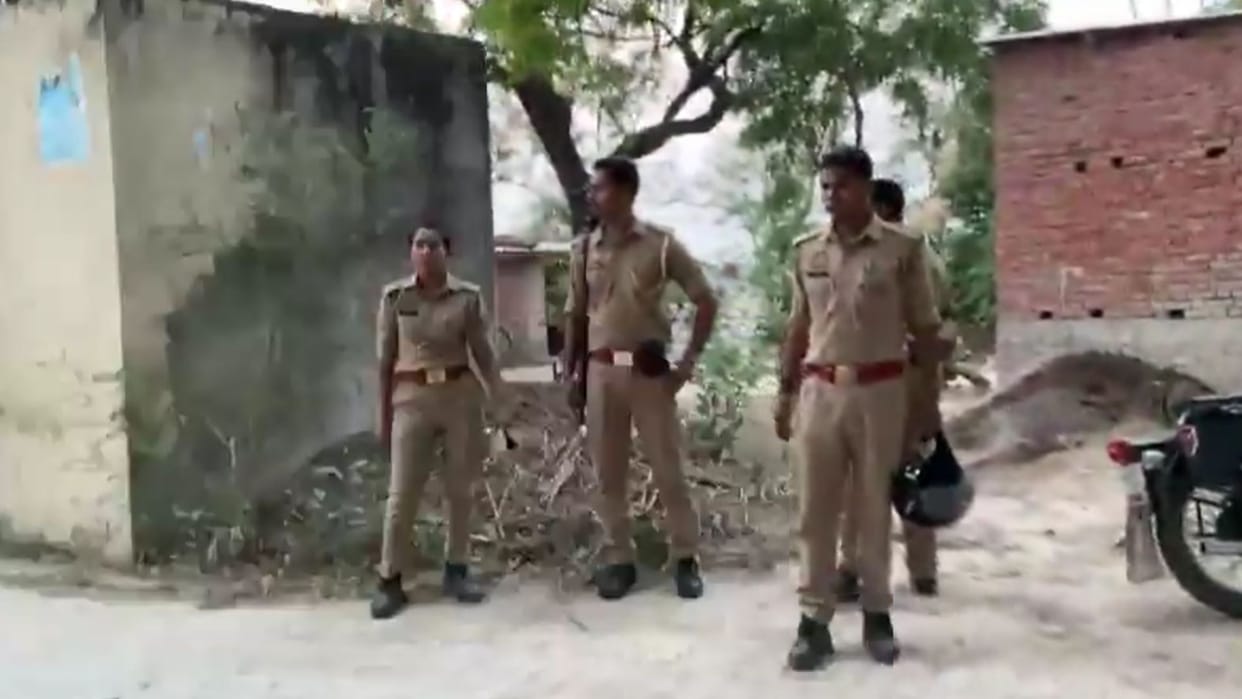 Disputed land occupied in Azamgarh in presence of police in-charge