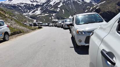 manali traffic jam palchan old manali road congestion rohtang permit koksar