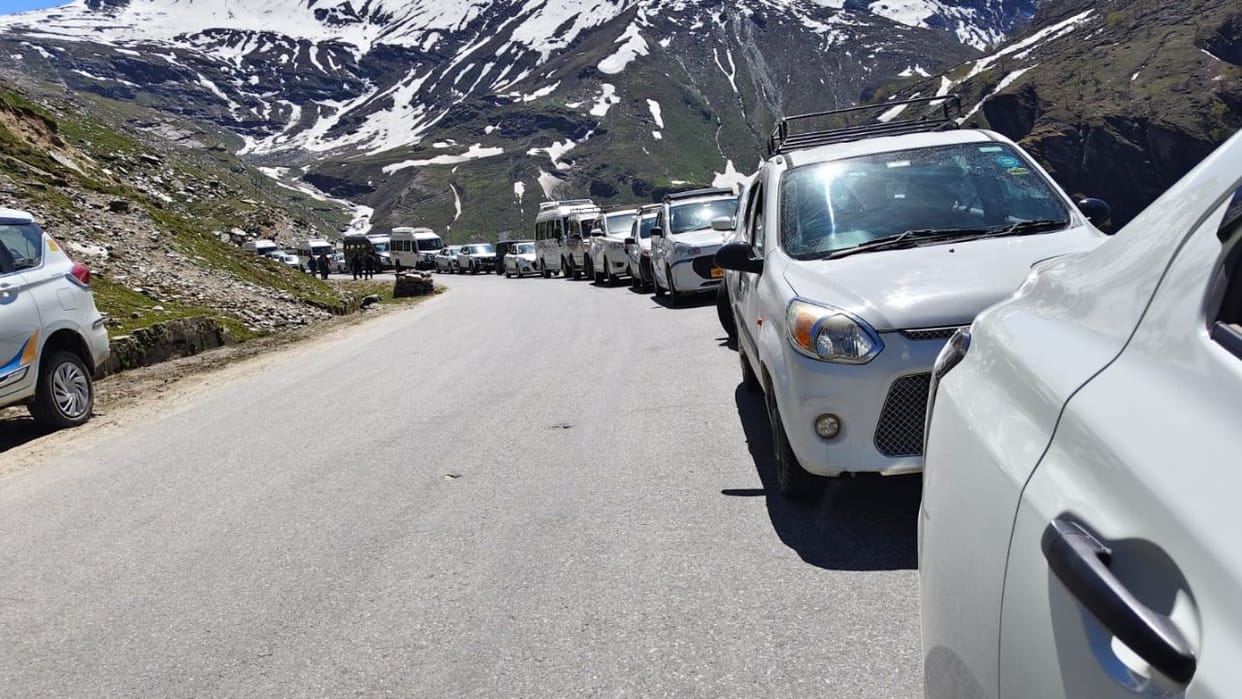 manali traffic jam palchan old manali road congestion rohtang permit koksar