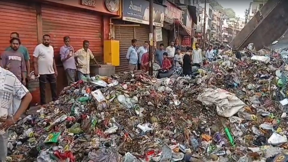 नगर निगम कर्मचारियों ने दुकानों के आगे डाला कूड़ा