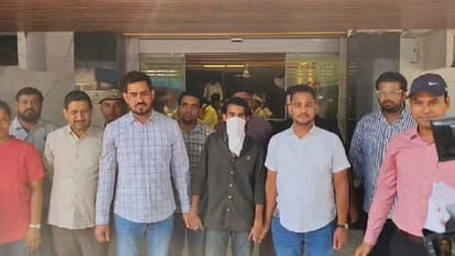 पुलिस की गिरफ्त में आरोपी
