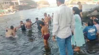 MP: Three members of the same family rescued from drowning in the Narmada River.
