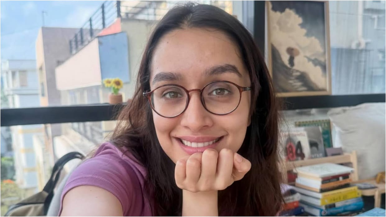 Shraddha Kapoor Shares her Stunning photos in professional Look says Office wale attendance lagao