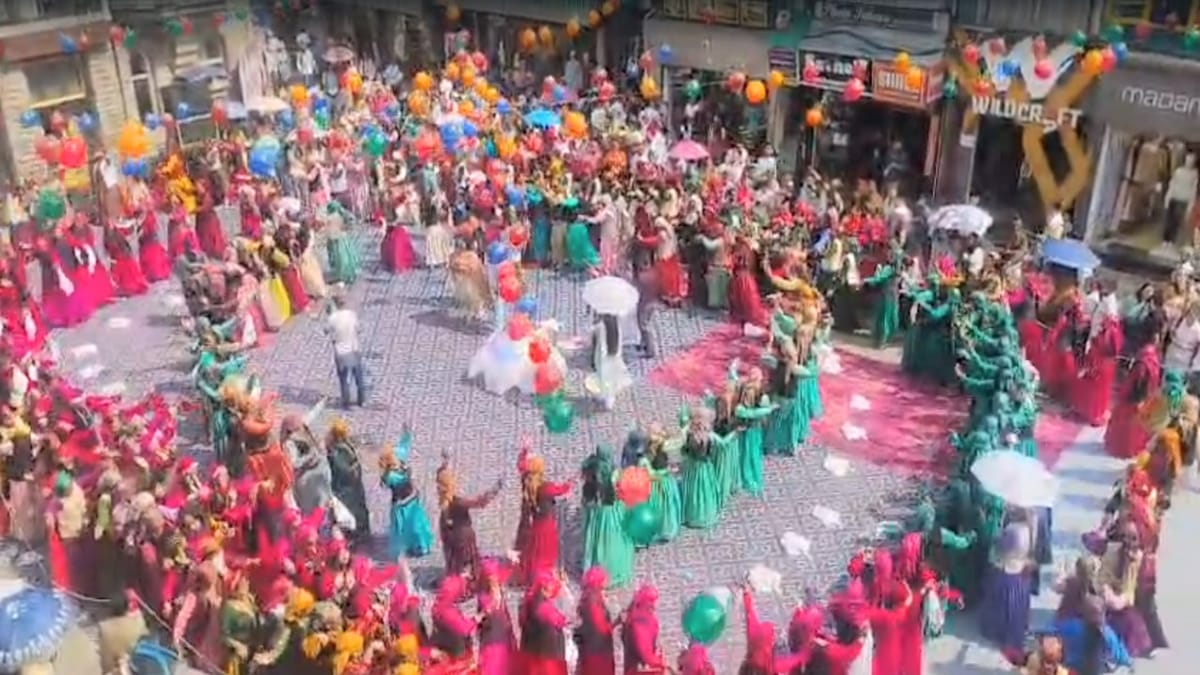 शिमला ग्रीष्मोत्सव: मालरोड पर महानाटी में एक साथ झूमीं 320 महिलाएं, नशा मुक्ति का दिया संदेश, देखें वीडियो