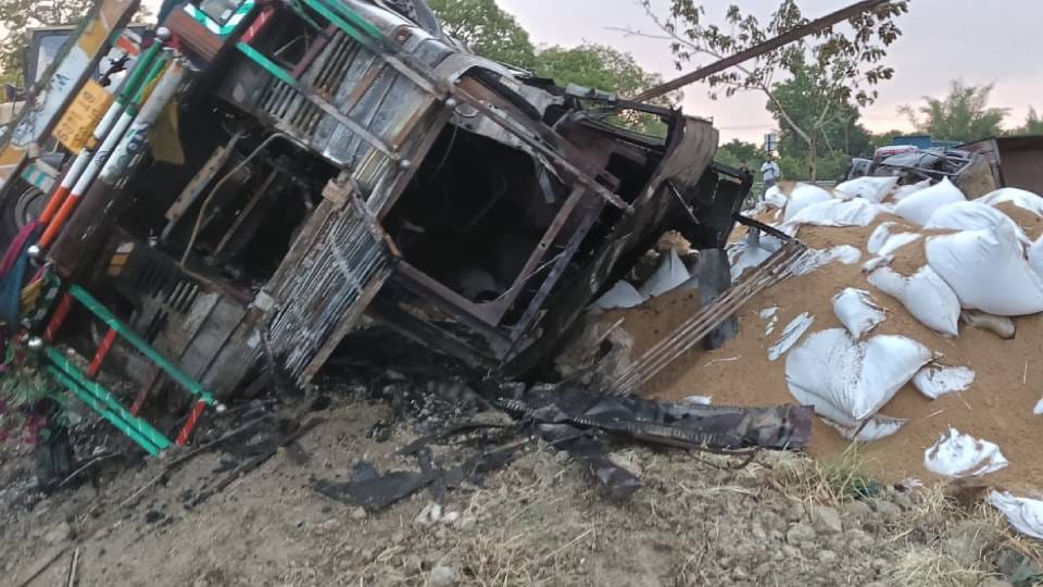 टक्कर के बाद जला हुई ट्रक।