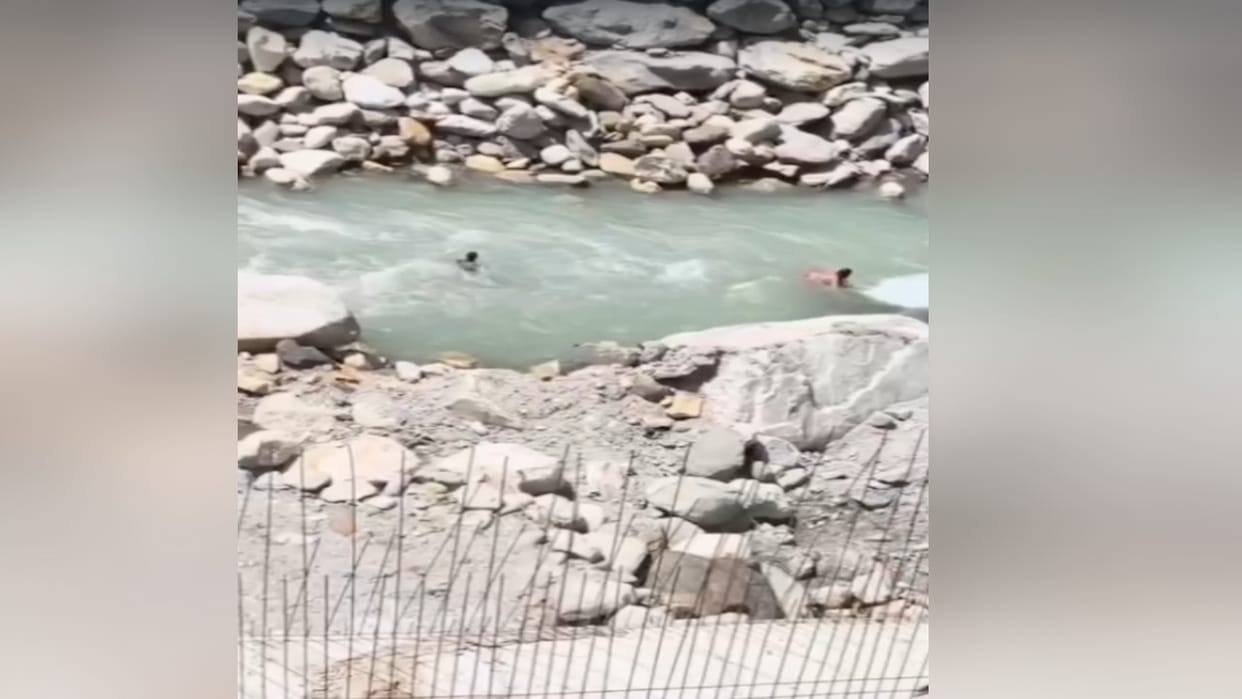 Video of tourists being swept away in the Parvati River goes viral; incident occurred three days ago.