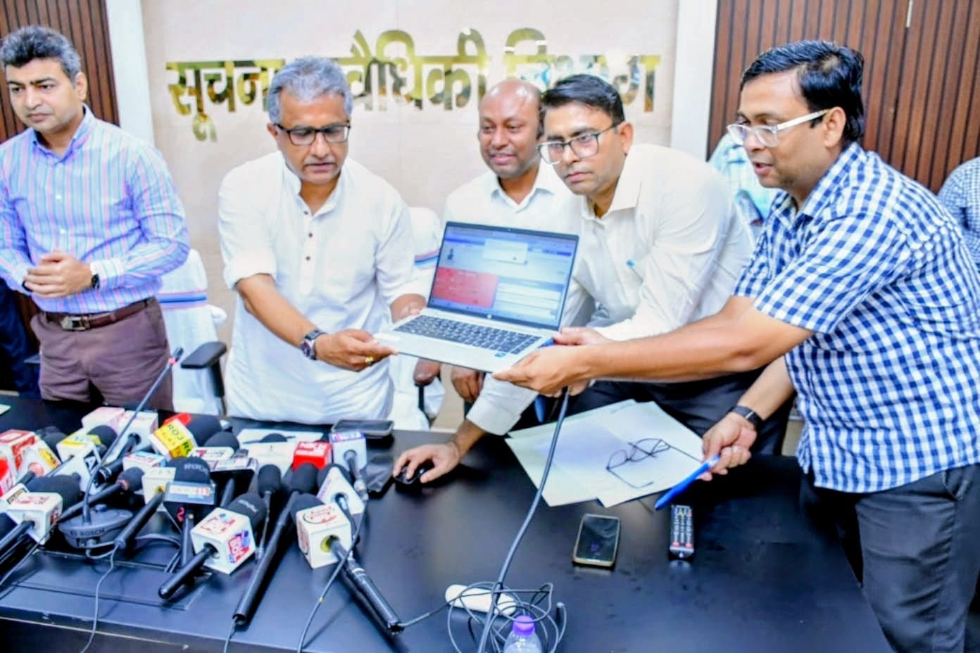 वेबसाइट लॉन्च करते मंत्री नीतीश मिश्रा