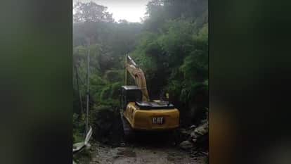 Uttarkashi News landslide near Syana Chatti on Yamunotri Highway pilgrims stranded