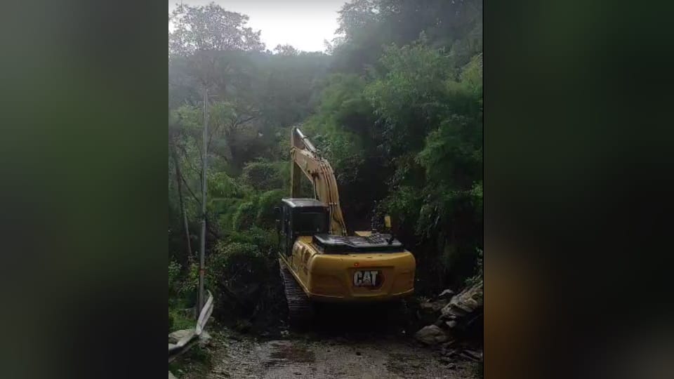 Uttarkashi News landslide near Syana Chatti on Yamunotri Highway pilgrims stranded