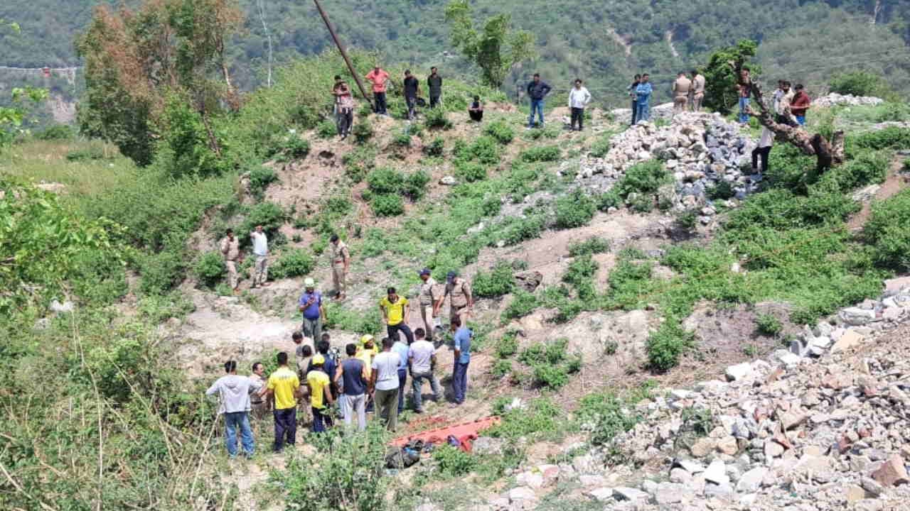 Tragic accident in Mussoorie Jharipani Car plunges into a gorge after brake failure four passengers killed