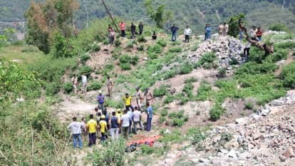 Tragic accident in Mussoorie Jharipani Car plunges into a gorge after brake failure four passengers killed