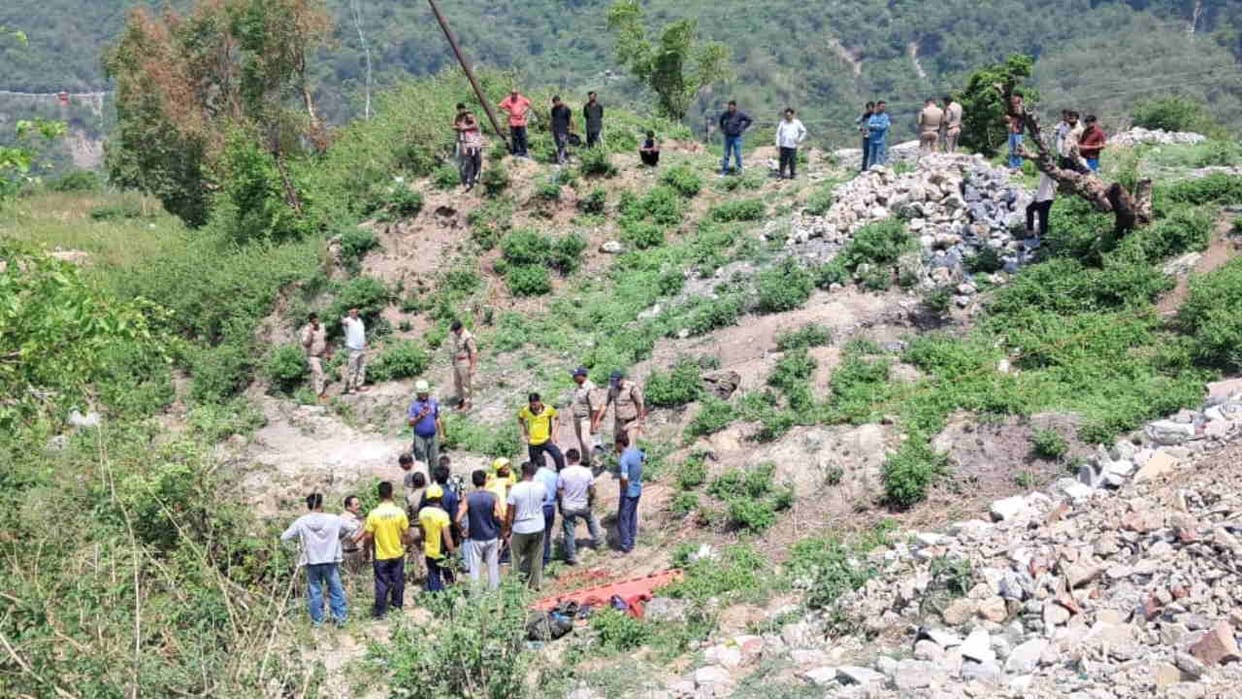Tragic accident in Mussoorie Jharipani Car plunges into a gorge after brake failure four passengers killed