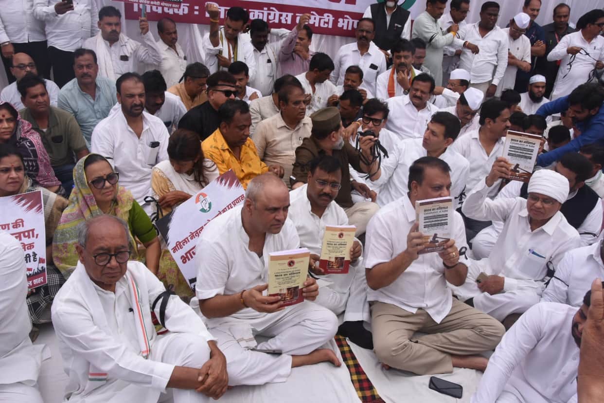 Meenakshi's nomination cancelled: Congress protests in Bhopal; leaders observe fast; MLAs to visit Rashtrapati
