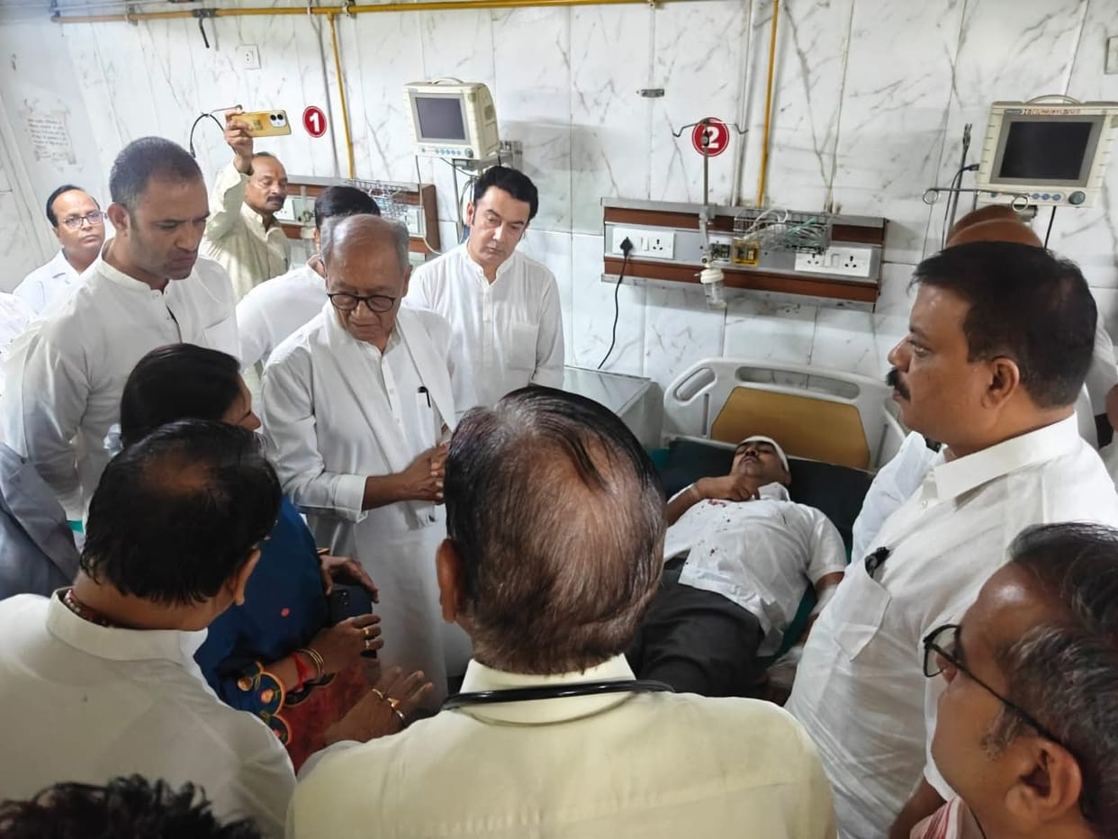 Bhopal News: Auto-rickshaw carrying Congress MLA Vipin Jain to a protest overturns; he suffers a head injury;