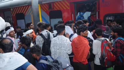 Jhansi: Arrangements overwhelmed by the crowd; special trains filled up in just seven minutes