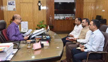अधिकारियों से चर्चा करते राज्यपाल रमेन डेका