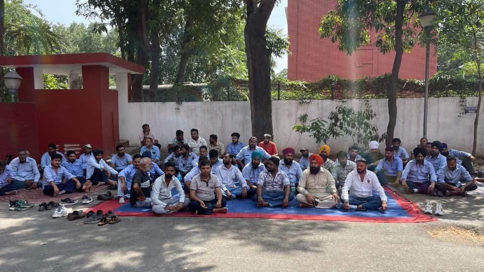 धरने पर बैठे कैब चालक