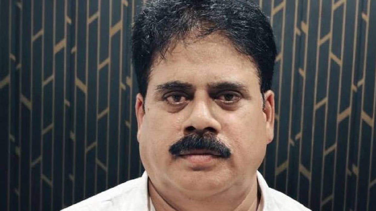 UP: Deputy CMO caught red-handed accepting a bribe; had demanded ₹55,000 to grant permission to open an ultras