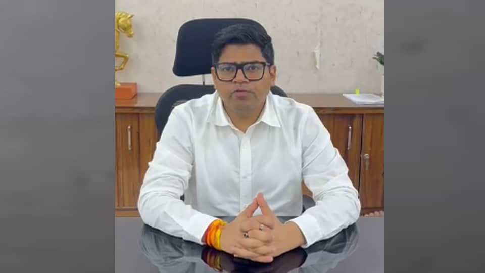 घटना की जानकारी देते डीएम घनश्याम मीना