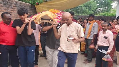 Jagriti Shukla Death Case: Her final journey was borne on the shoulders of the very men on whose wrists