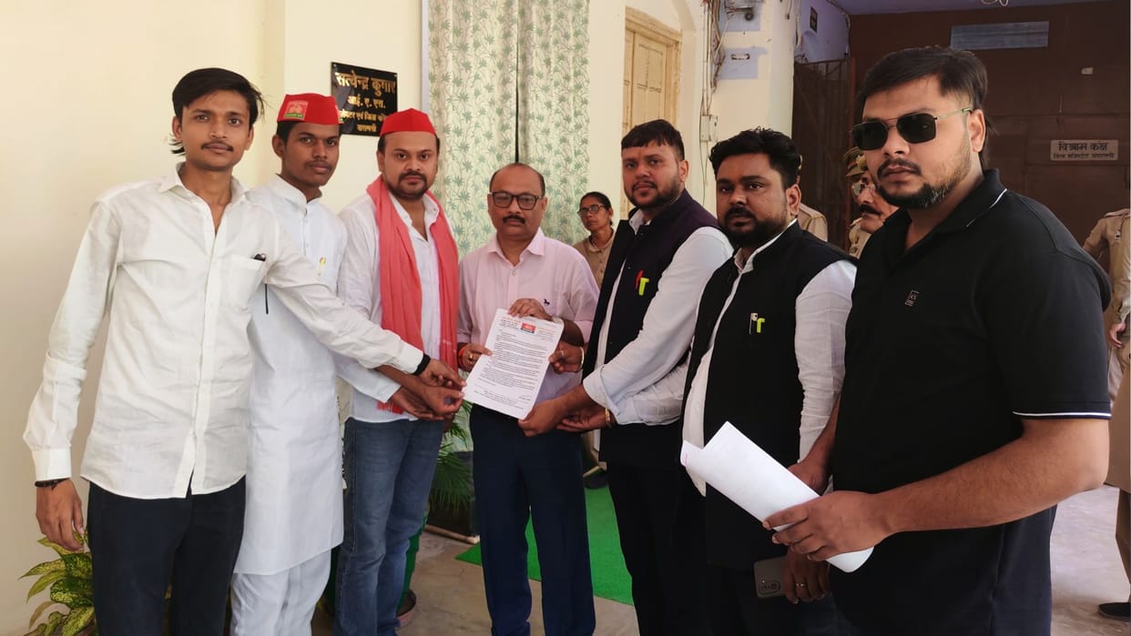 SP workers staged protest demanding ban on sale of meat and fish in Kashi and submitted memorandum in Varanasi