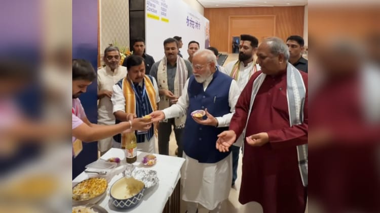 PM Modi Jhalmuri Video: рдкреАрдПрдо рдореЛрджреА рдиреЗ рдиреЗрддрд╛рдУрдВ рдХреЗ рд╕рд╛рде рдЦрд╛рдИ рдЭрд╛рд▓рдореБрдбрд╝реА, рднрд╛рд░рдд рдордВрдбрдкрдо рдореЗрдВ рдПрдирдбреАрдП рдХреА рдмреИрдардХ рдореЗрдВ рджрд┐рдЦрд╛ рдЦрд╛рд╕ рдкрд▓