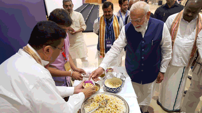 pm narendra modi sharing Jhalmuri with NDA leaders at the NDA meeting in bharat mandapam