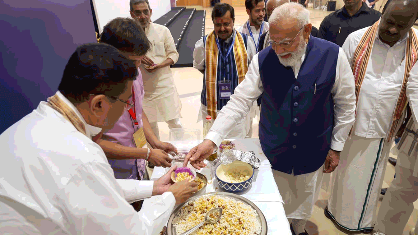 झालमुड़ी का आनंद लेते हुए पीएम मोदी।