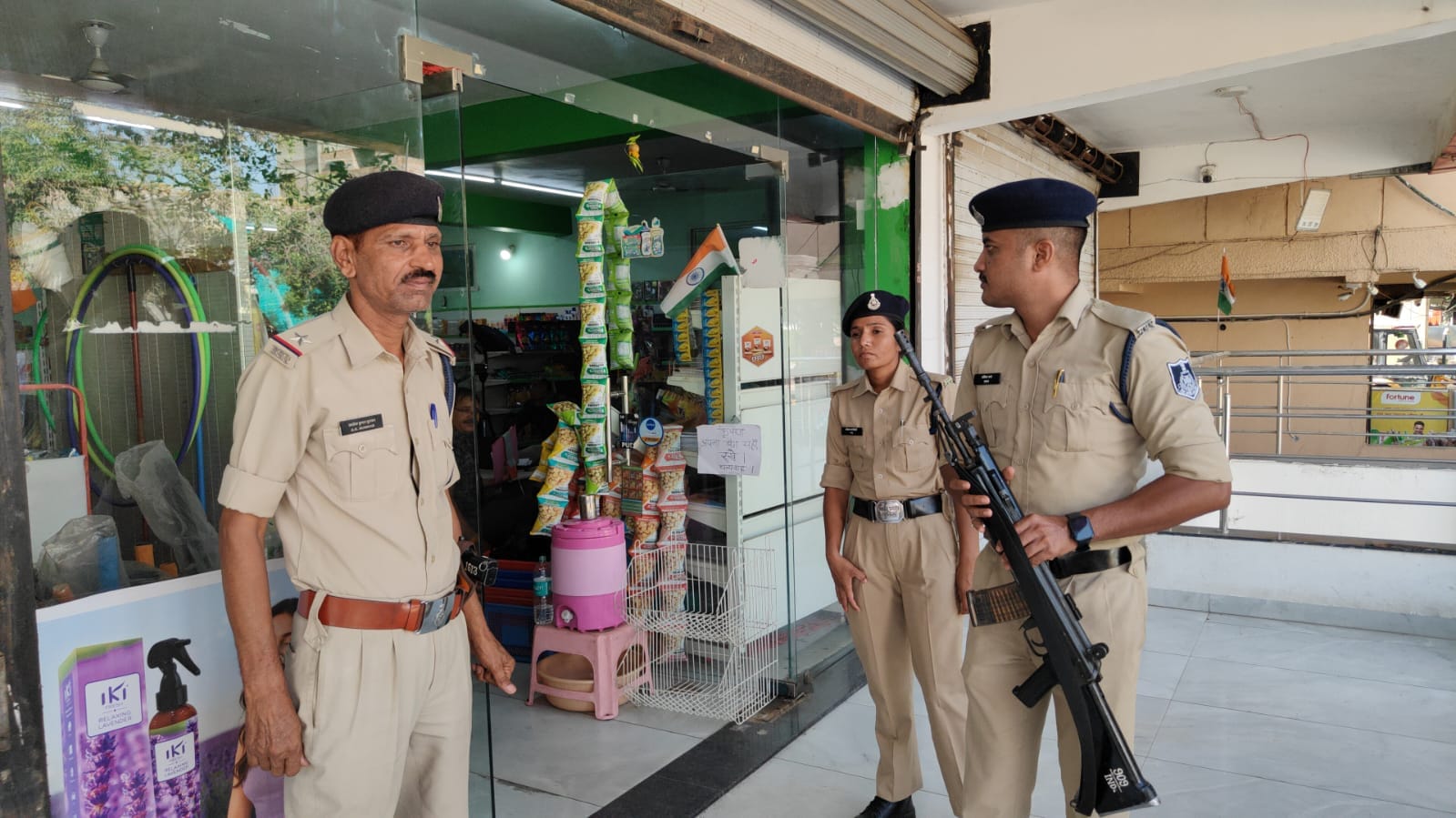 काली कमाई से खोला डिपार्टमेंटल स्टोर।