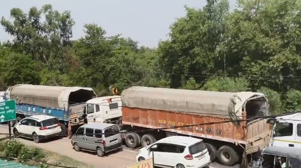 Traffic stalled on Kanpur Sagar Highway broken down truck has caused jam resulting in long queues of vehicles