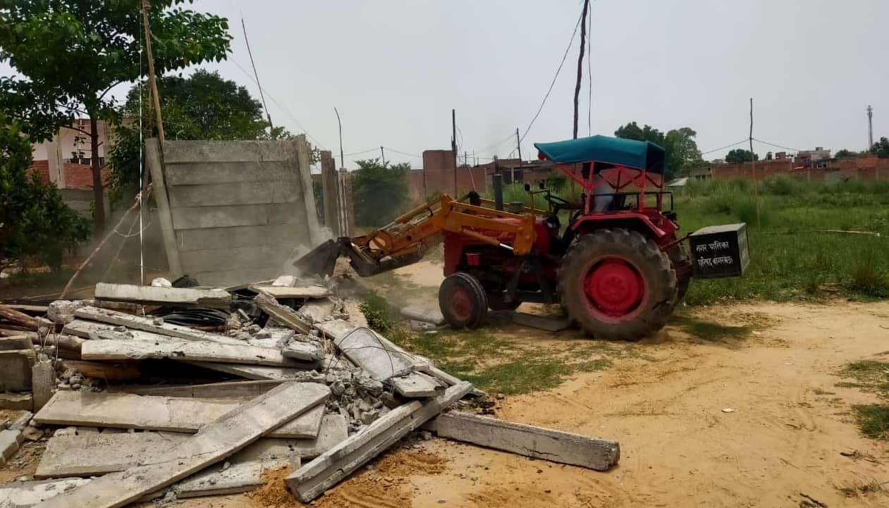 सभासद का छ्प्पर और चहारदीवारी गिरवाई
