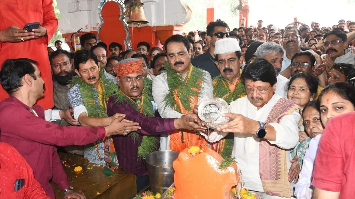 Indore News BJP celebrates PM Narendra Modi breaking Jawaharlal Nehru record