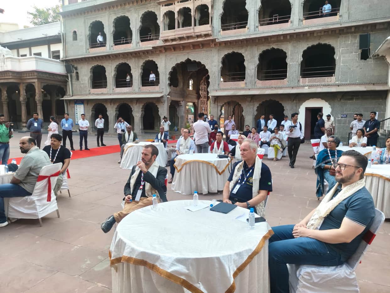 Indore: Foreign guests took a heritage walk in Indore and learned about the history of the Holkar era.