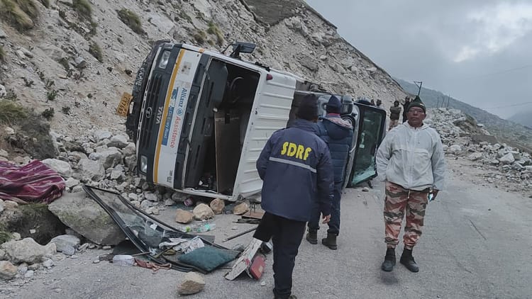 भारत चीन सीमा पर हादसा: माणा के पास खराब थार को लेकर आ रहा ट्रक सड़क पर पलटा, एक युवक की मौत