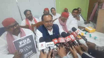 प्रेस क्लब में आरक्षण के मुद्दे पर पत्रकारों से बातचीत करते सपा एमएलसी डॉ. मान सिंह।