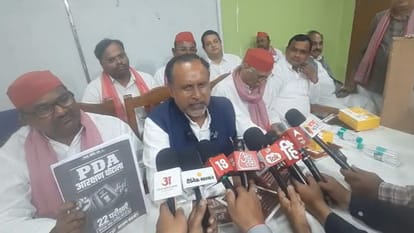 प्रेस क्लब में आरक्षण के मुद्दे पर पत्रकारों से बातचीत करते सपा एमएलसी डॉ. मान सिंह।
