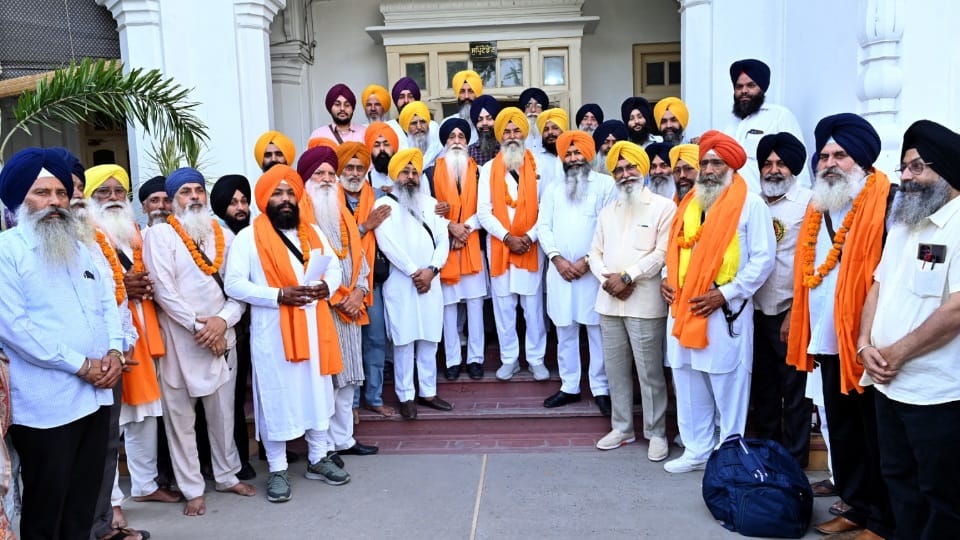 Amritsar group of 541 pilgrims departs for Pakistan for martyrdom anniversary of Sri Guru Arjan Dev