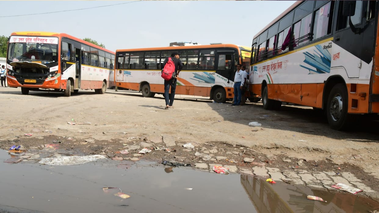 Potholes at Varanasi Cantt bus stand putting lives of 15,000 passengers at risk in Varanasi
