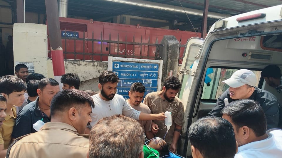 Driver dies after pickup truck falls into gorge in Kapkot