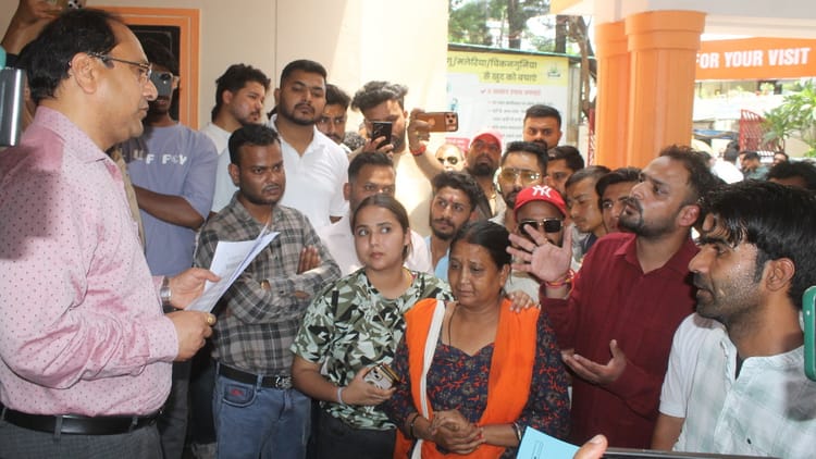नर्सिंग होम में जच्चा-बच्चा की मौत: गुस्साए तीमारदारों ने CMO ऑफिस घेरा, उच्च स्तरीय कमेटी करेगी जांच
