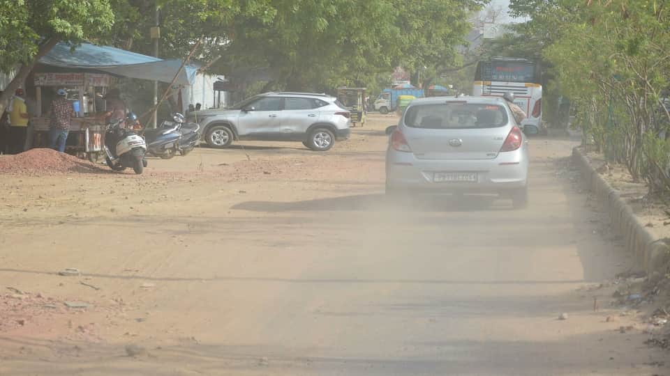 15 Months On One-Month Sewer Project Still Incomplete Over 5 Lakh Residents Suffer Daily Traffic Jams