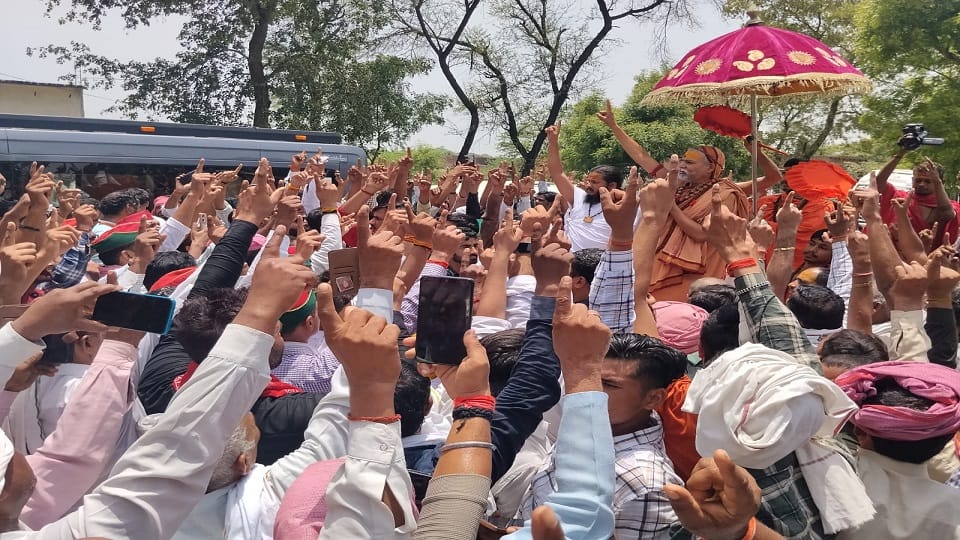 Swami Avimukteshwaranand Warning of protest in Lucknow over failure to grant Rashtramata status to cow