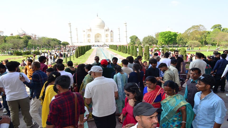 Tourist Rush at Taj Mahal After Police Exam, Visitor Count Crosses 30,000