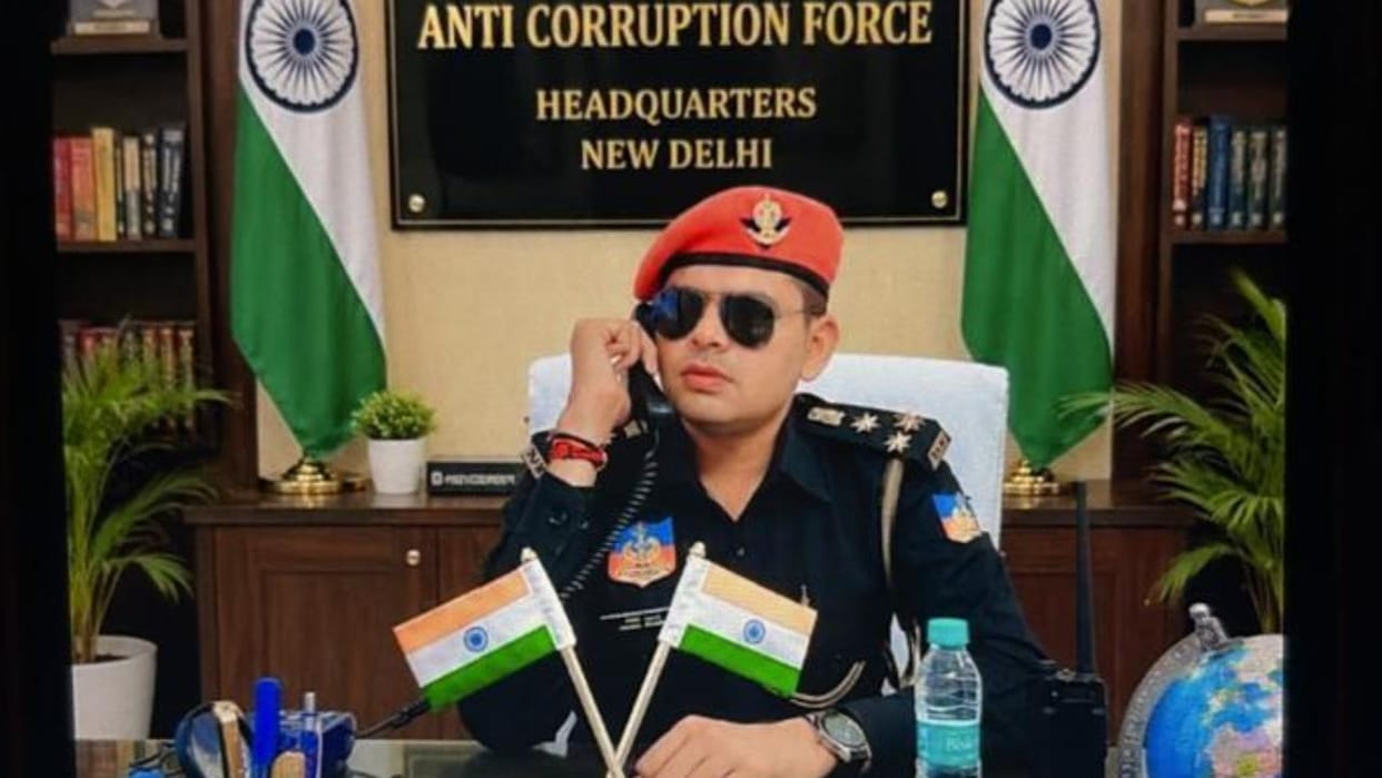 Datia: Man arrested for swindling lakhs by posing as an anti-corruption officer