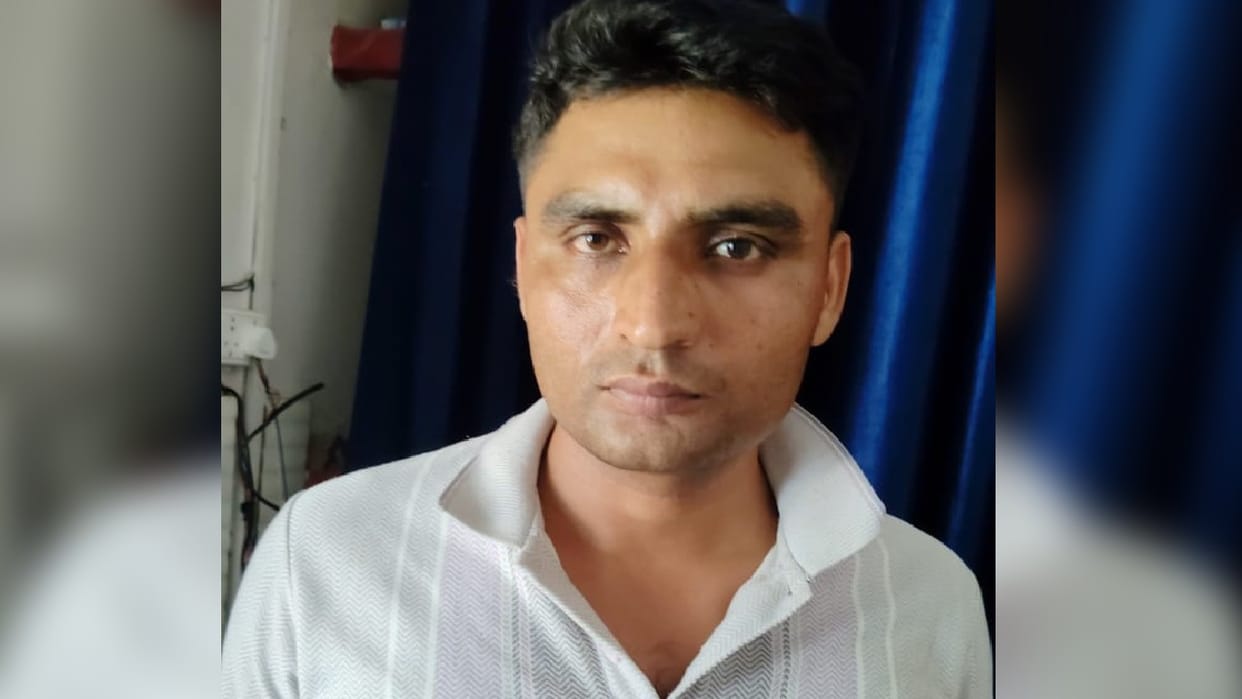 Constable arrested at police station while accepting a bribe in Shahjahanpur