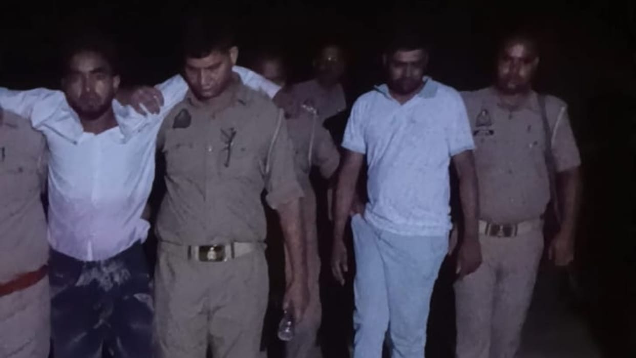 two accused arrested in encounter for stealing a garland of currency notes from a shop in Bareilly
