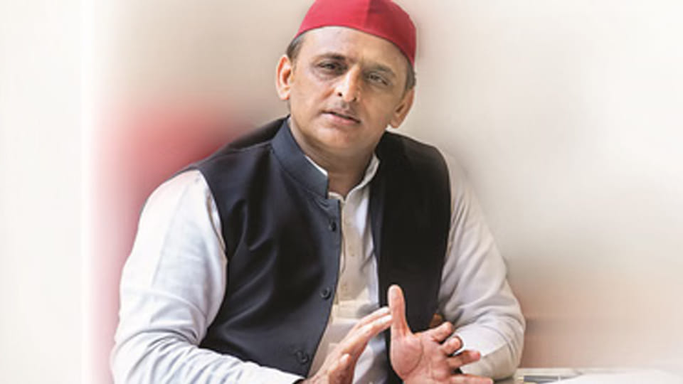 UP : काले धुएं का गुबार छोड़ती दौड़ी रोडवेज बस, सोशल मीडिया पर अखिलेश ने कसा तंज
