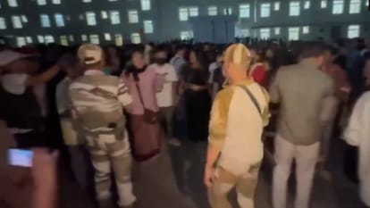 अस्पताल के बाहर पहुंची भीड़