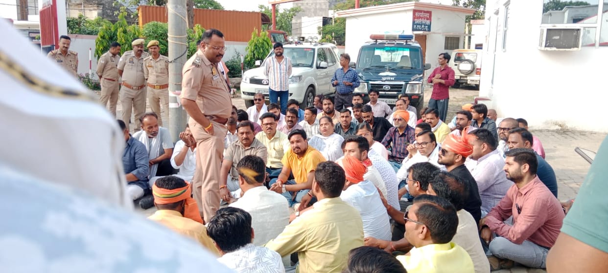 Balrampur : Recitation of Hanuman Chalisa echoes at the police station