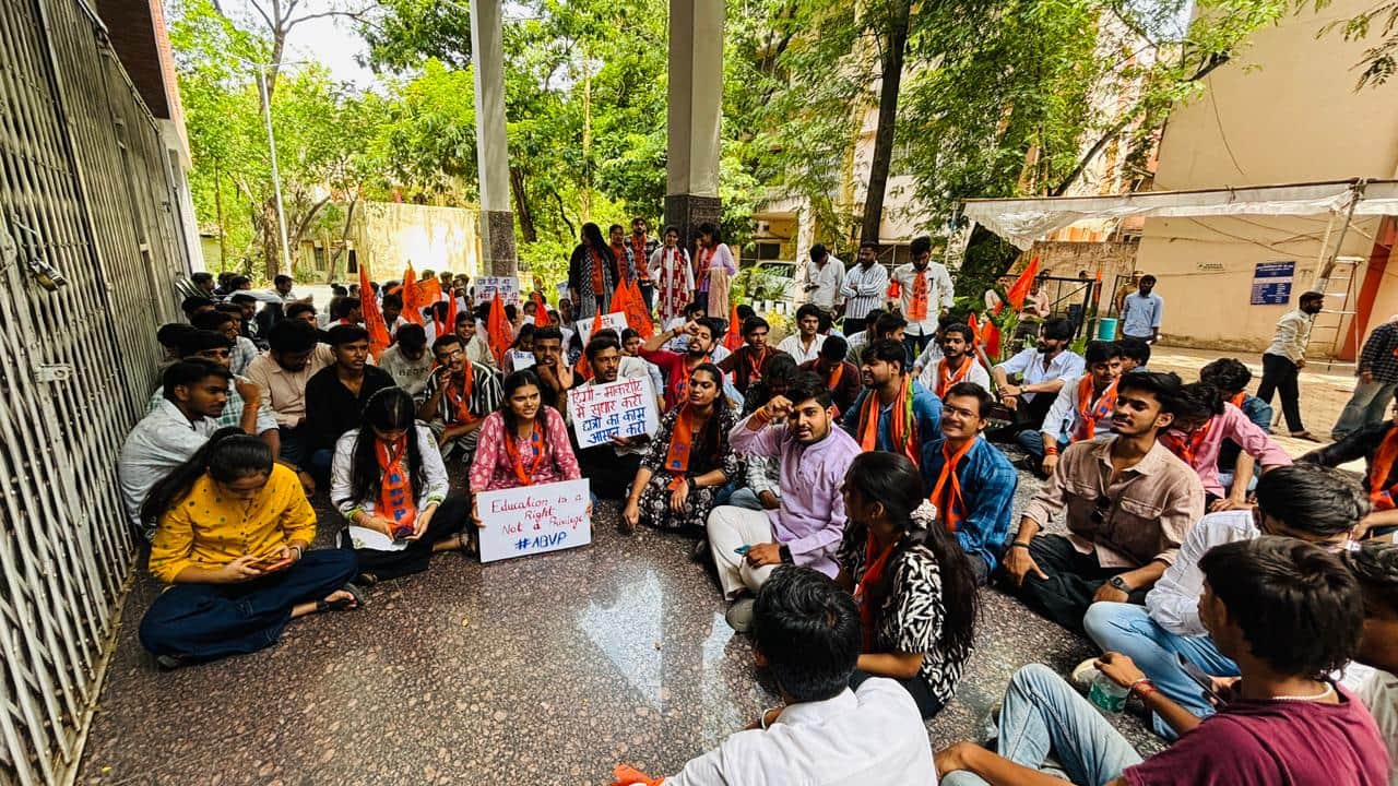 बीयू में धरने पर बैठे छात्र